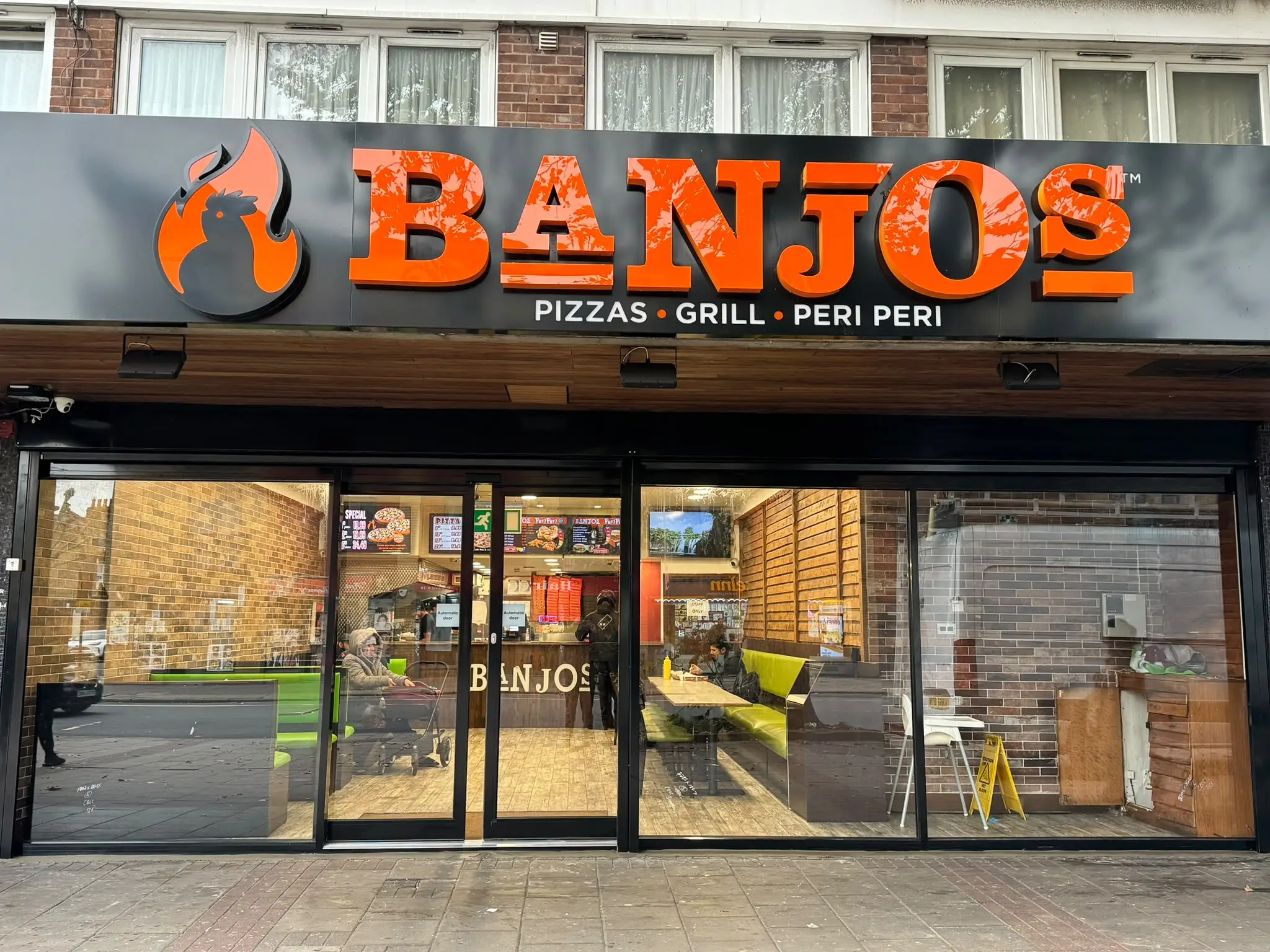 Aluminium shopfront for Banjoz Piza